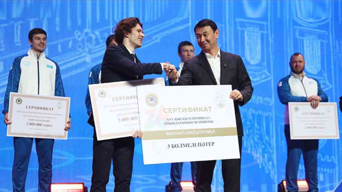 Алматы әкімі Михаил Шайдоровқа 3 бөлмелі пәтер мен автокөлік кілтін табыстады