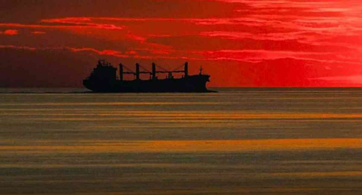 Оман жағалауында мұнай танкері шабуылға ұшырады