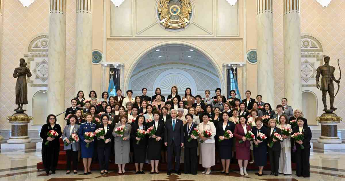 Президент 8 наурыз мерекесі қарсаңында ел дамуына үлес қосқан әйелдерді марапаттады