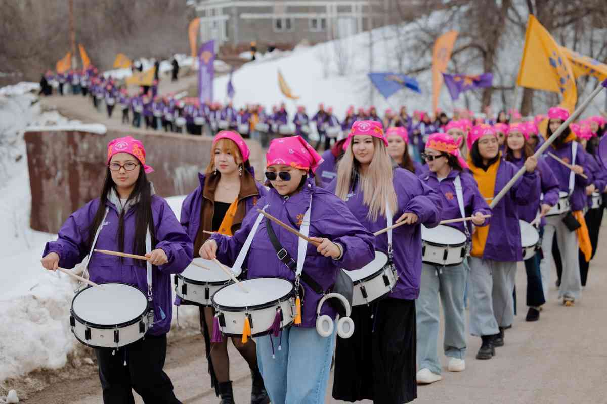 Жаңа адамдар референдумды қолдап, қыздар шеруін өткізді