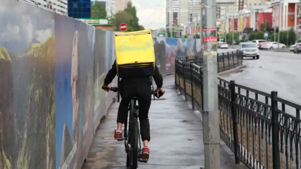 Курьерлер мен мигранттар бақылауда: Алматыда ауқымды тексеріс басталды