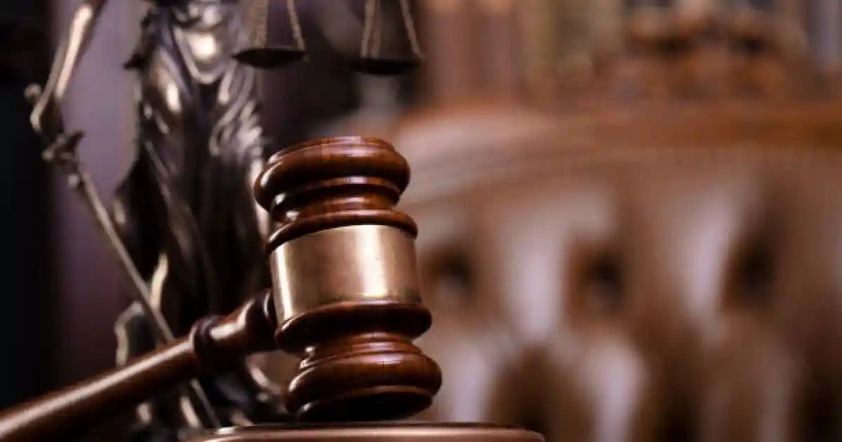 Әйелінің үстіне бензин құйып, өртеп жіберген еркекке қатысты үкім шықты