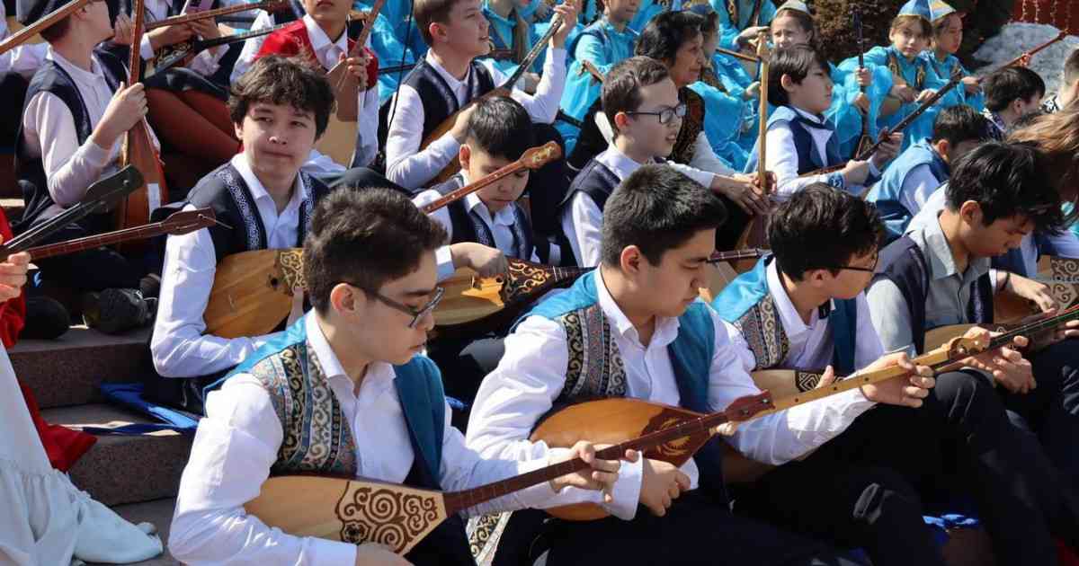 Наурызнама: 11 000 жас домбырашы бір мезетте күй шертеді