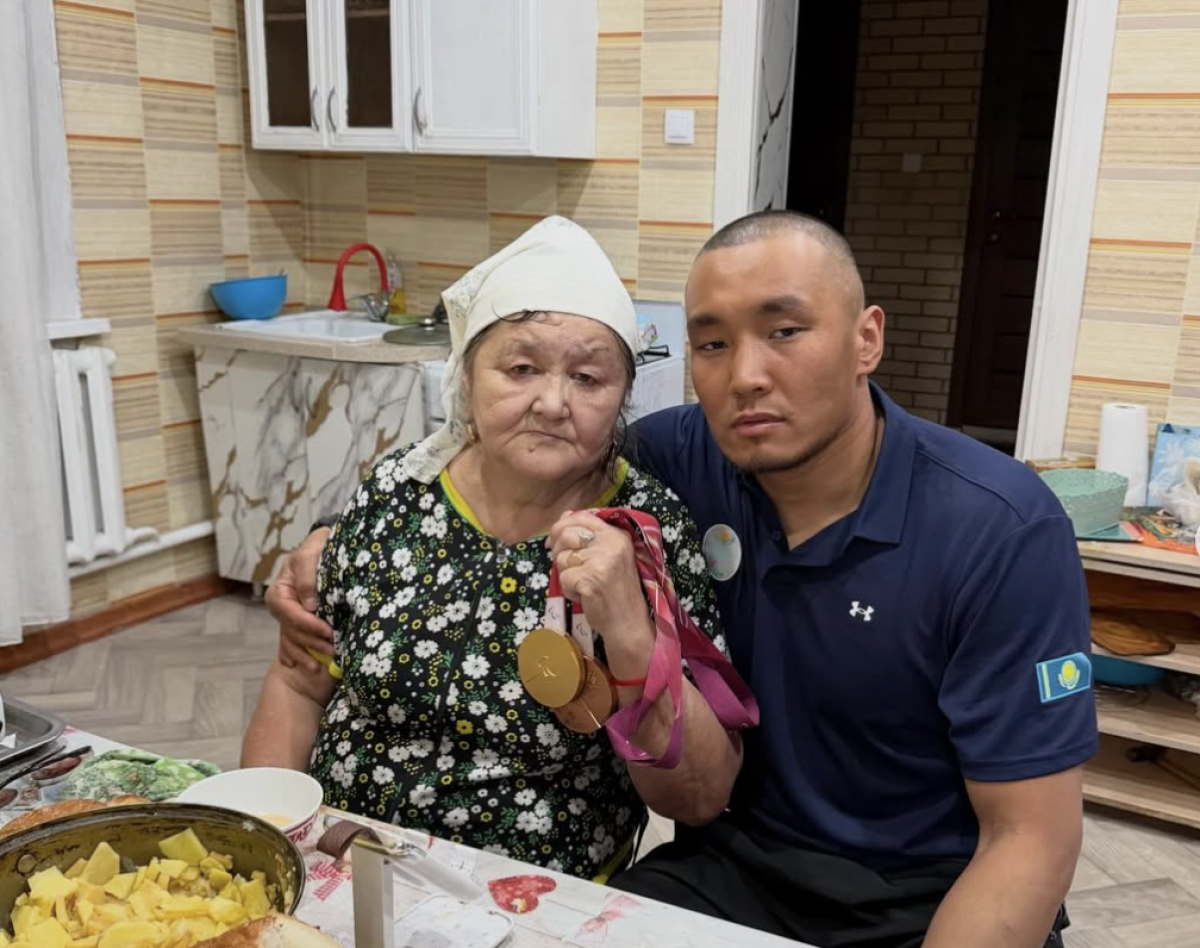 Паралимпиада чемпионы алтынын апасына табыстады (видео)