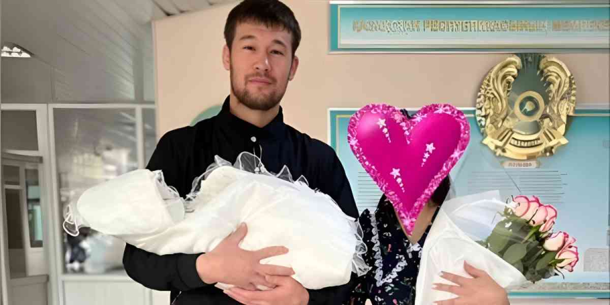 Шавкат Рахмоновтың жары ажырасқанын мәлімдеді: желіде қызу талқы басталды