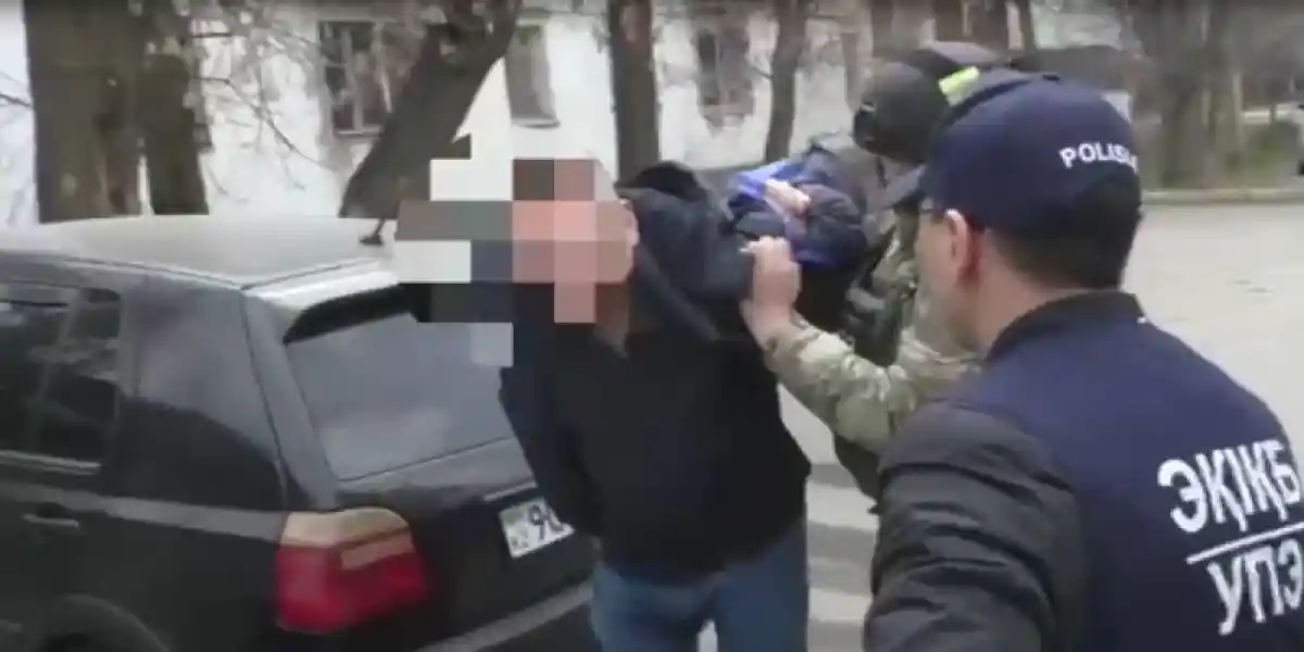 Таразда кәсіпкерден ақша талап еткен белсенді ұсталды