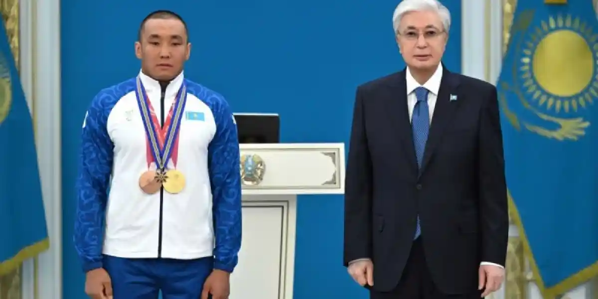 Президент Паралимпиада чемпионы Ербол Хамитов пен бапкерін марапаттады
