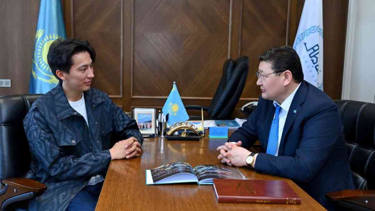 Берік Уәли саяхатшы блогер Дастан Мұхамедрахыммен кездесті