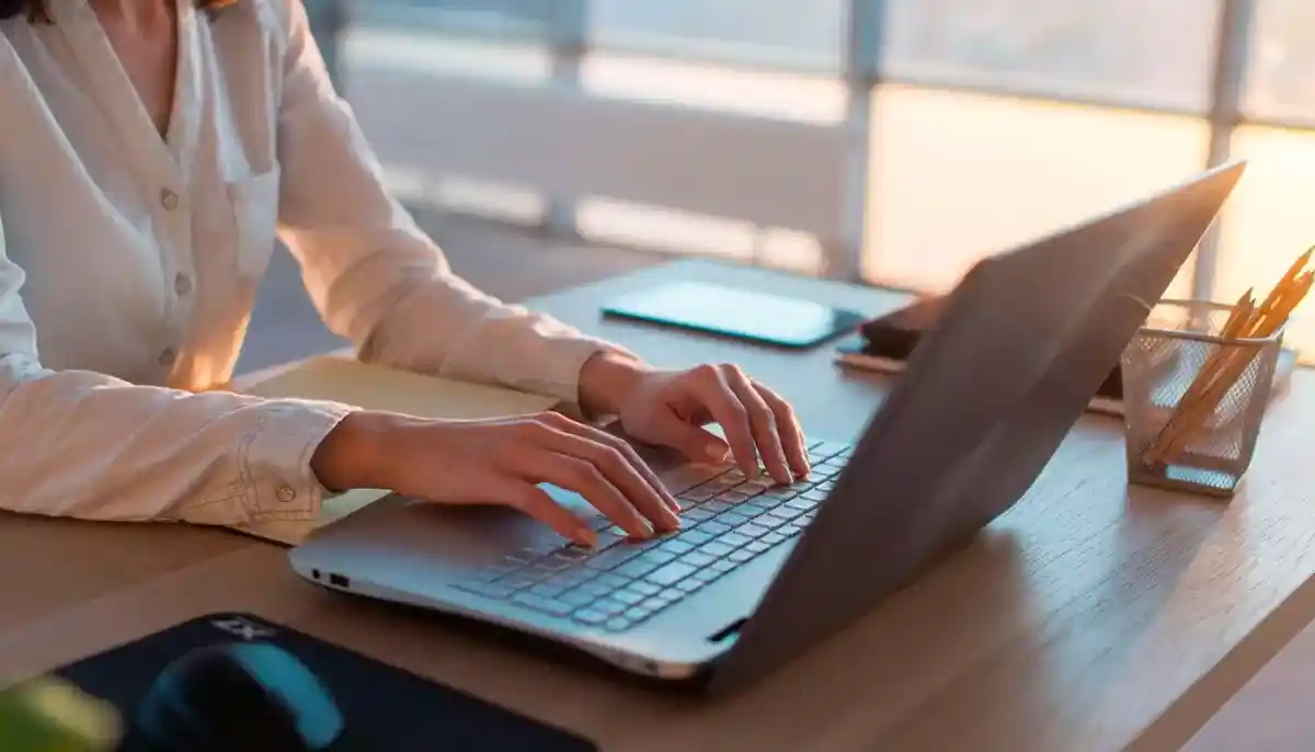 Студенттер енді ЖИ-мен диплом жаза алмайды