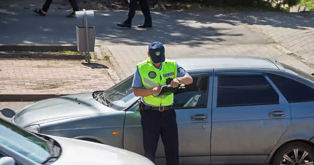 Атырауда полиция қызметкерін ұрғандарға  үкім шықты