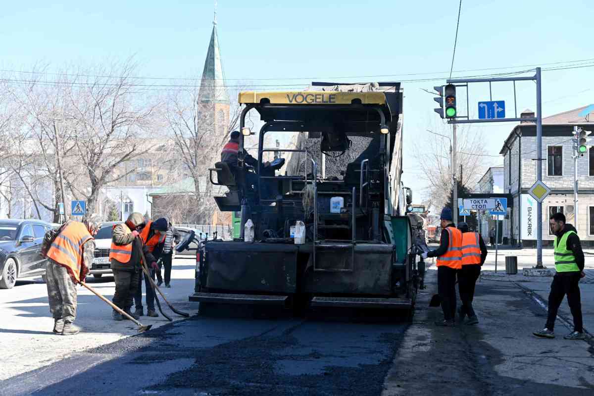 Биыл Семейде 100 көшеге асфальт төселеді