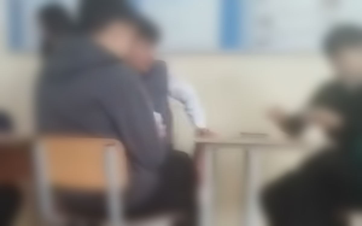 Сабақ үстінде карта ойнаған: директор қызметінен кетті