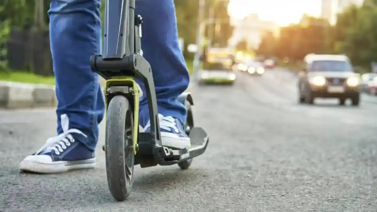 Алматыда самокатшы қызды қағып, оқиға орнынан қашып кеткен