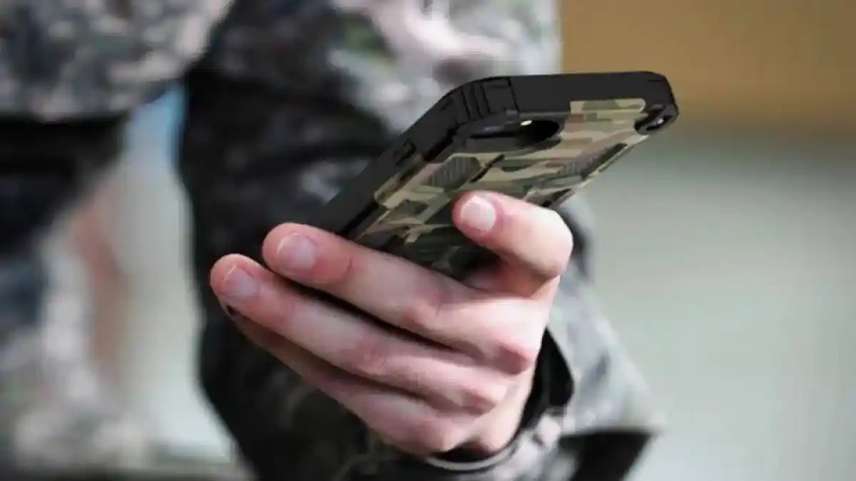 Сарбаздарға смартфон алып келуге мүмкіндік берілді