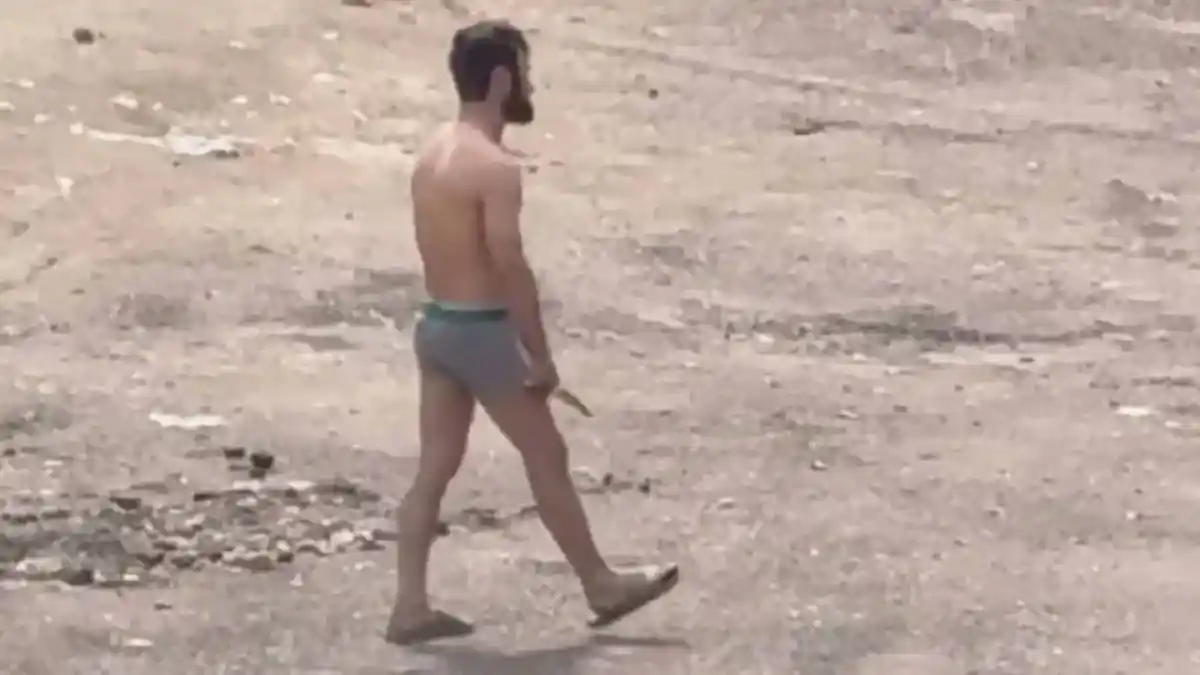 Алматыда шетелдік азамат жалаңаш пышақ ұстап, көшеде жүрген