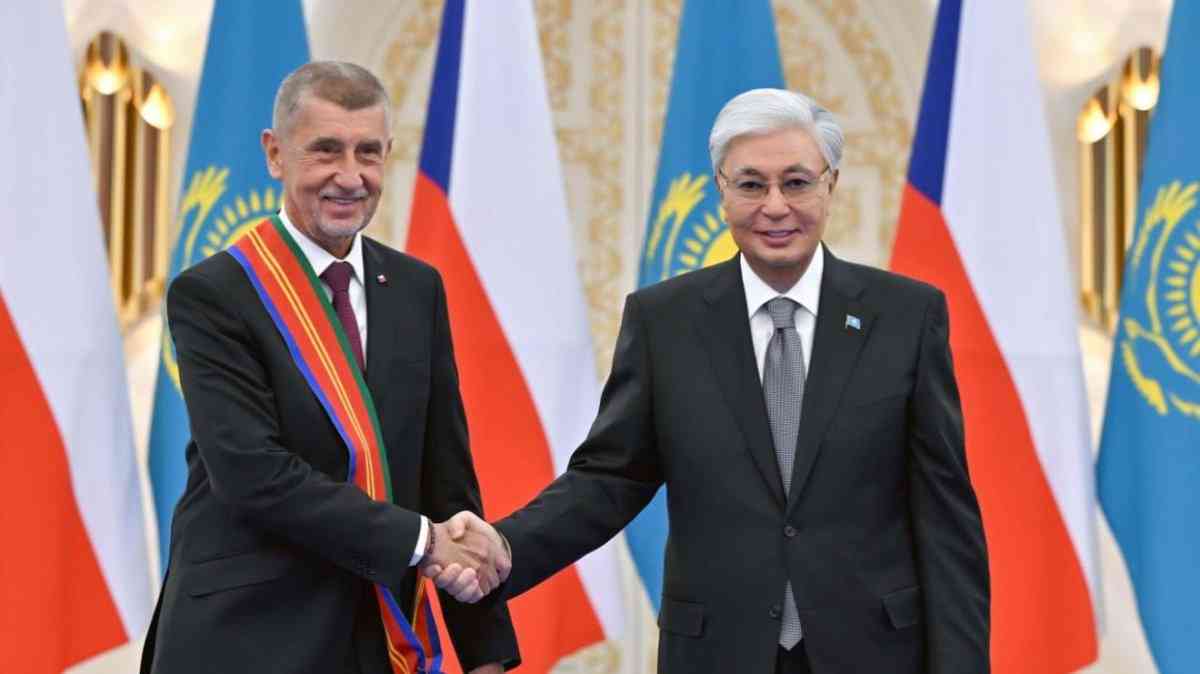 Президент Чехия Премьер-министрін І дәрежелі «Достық» орденімен марапаттады