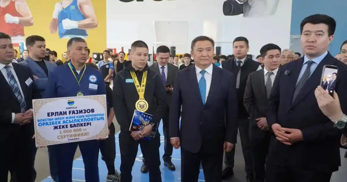 Боксшы Оразбек Асылқұловқа екі бөлмелі пәтер кілті табысталды