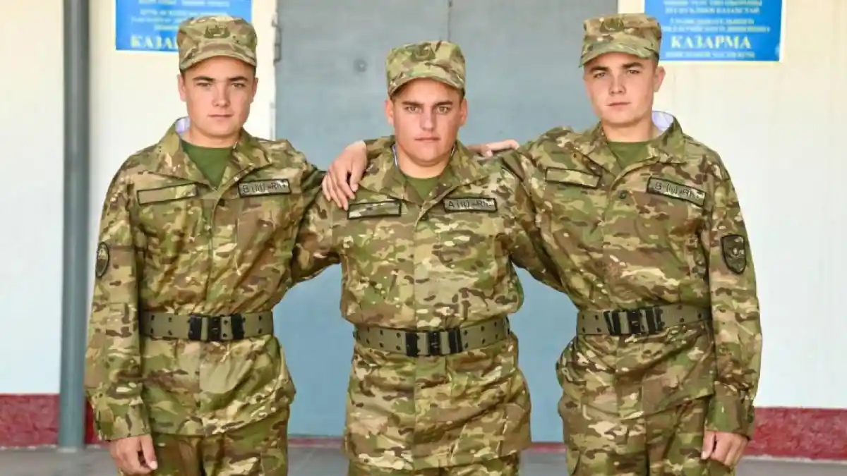 Әскерде үш ағайынды жігіт бір бөлімде қызмет етіп жүр