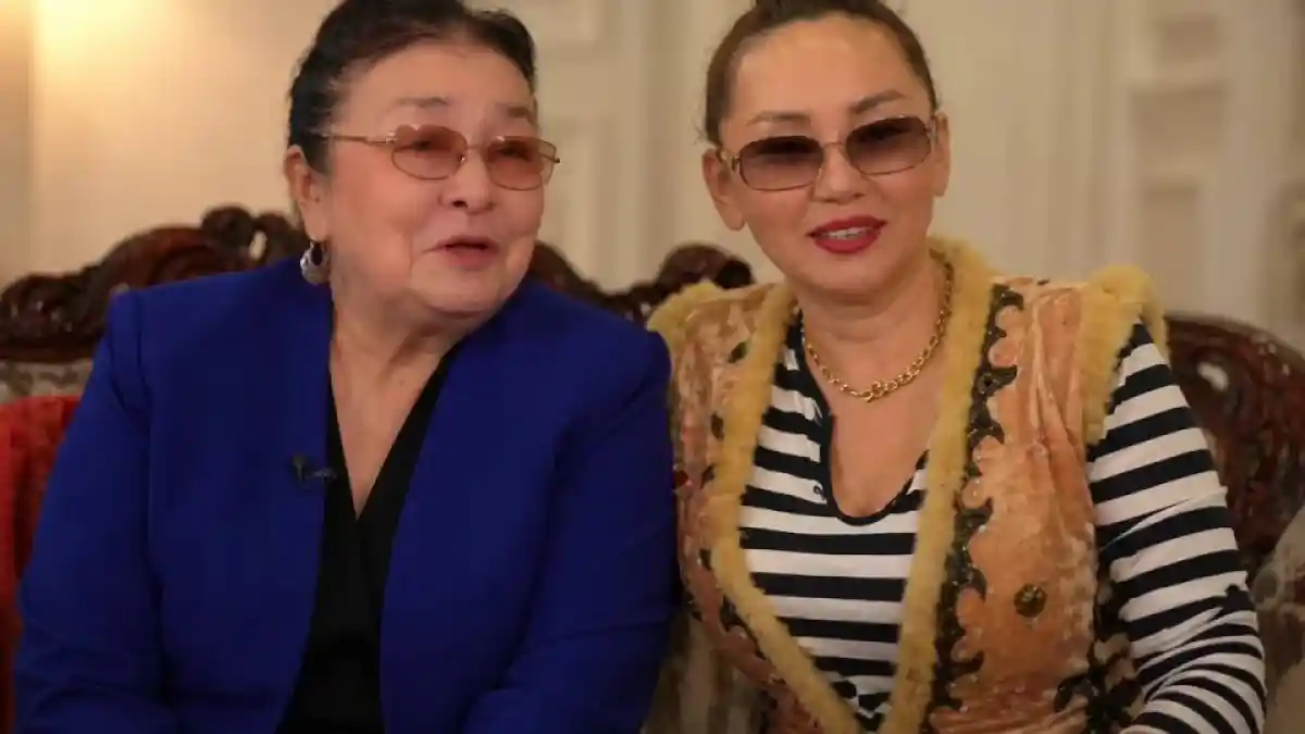Өтекешова қамзолды өзі сыйлады ма: бұл туралы актриса не дейді