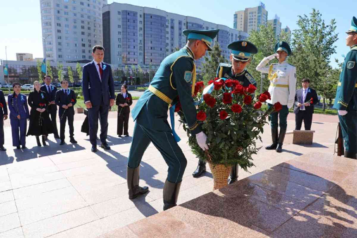 Мемлекеттік кеңесші Бауыржан Момышұлы ескерткішіне гүл шоқтарын қойды