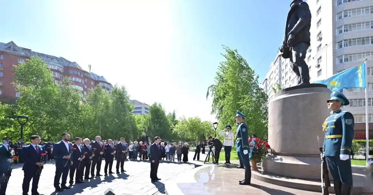 Мәжіліс Төрағасы  Талғат Бигелдинов ескерткішіне гүл шоғын қойды
