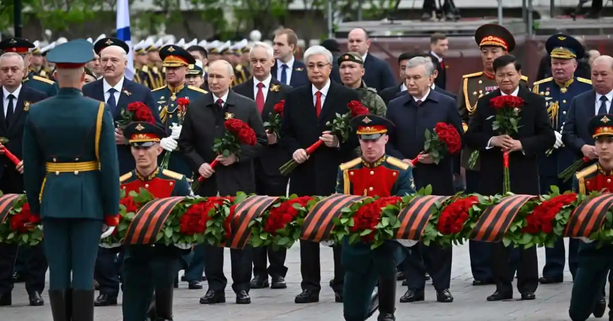 Президент Мәскеудегі қызыл алаңда өткен шеруге барды