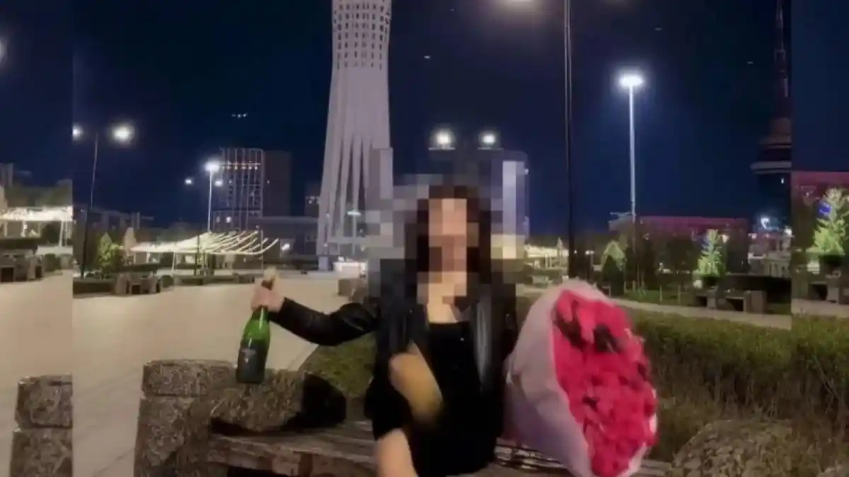 "Бәйтеректің" маңында шампан атып, айыппұл арқалады