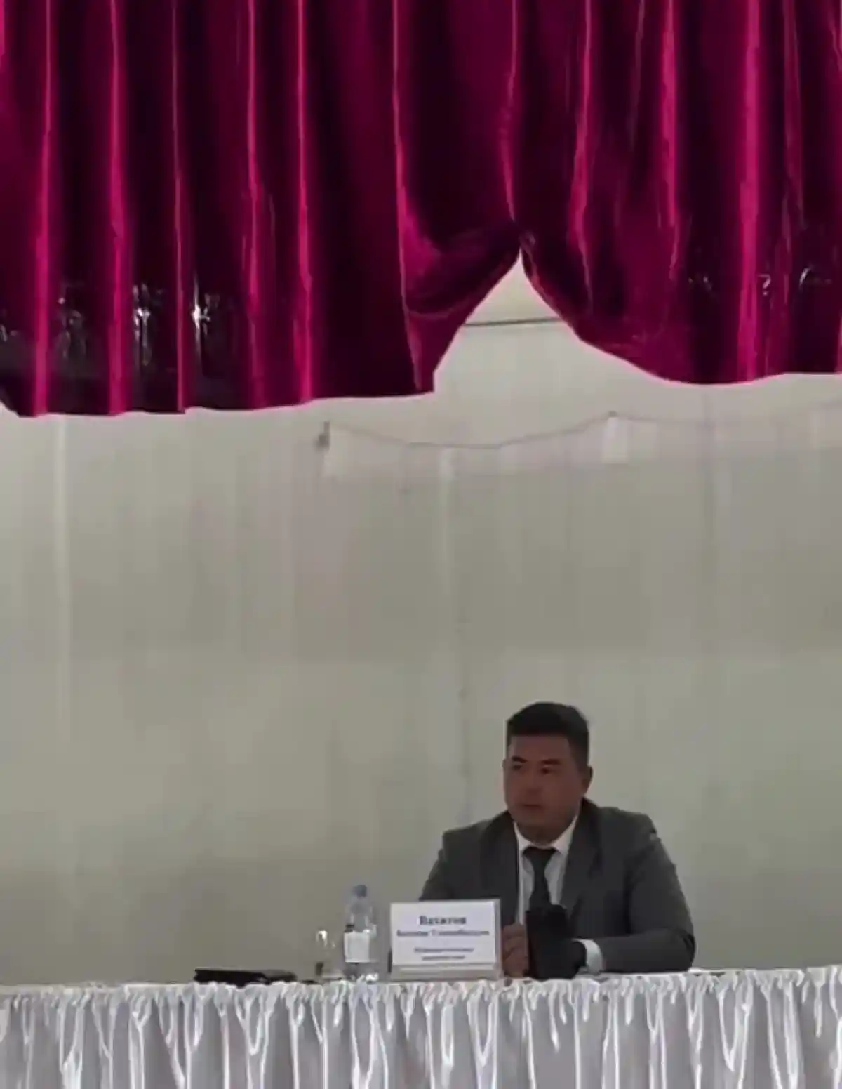 Атырау облысында тұрғындар дәрігерсіз қалып, әкімнің отставкасын талап етті