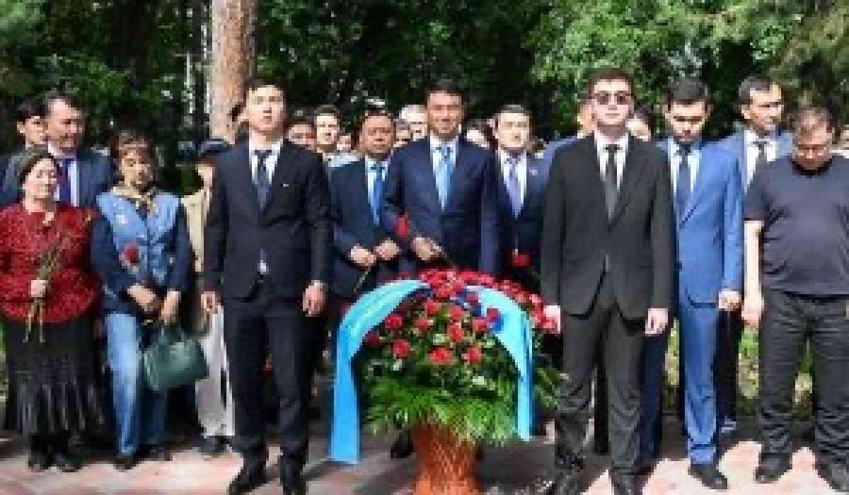 Бүгін Алматыда ашаршылық құрбандарына ареналған ескерткішке гүл шоғы қойылды