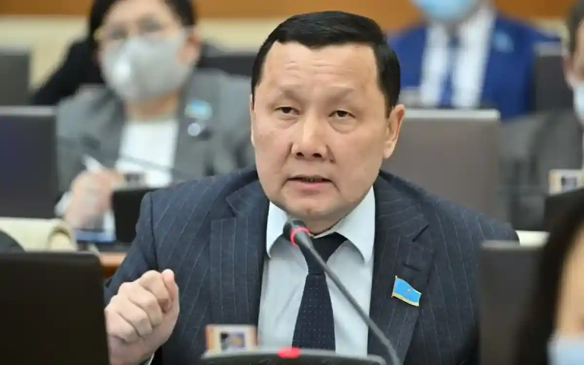 Гибрид көліктерге салынған салық: депутат қатаң сынға алды