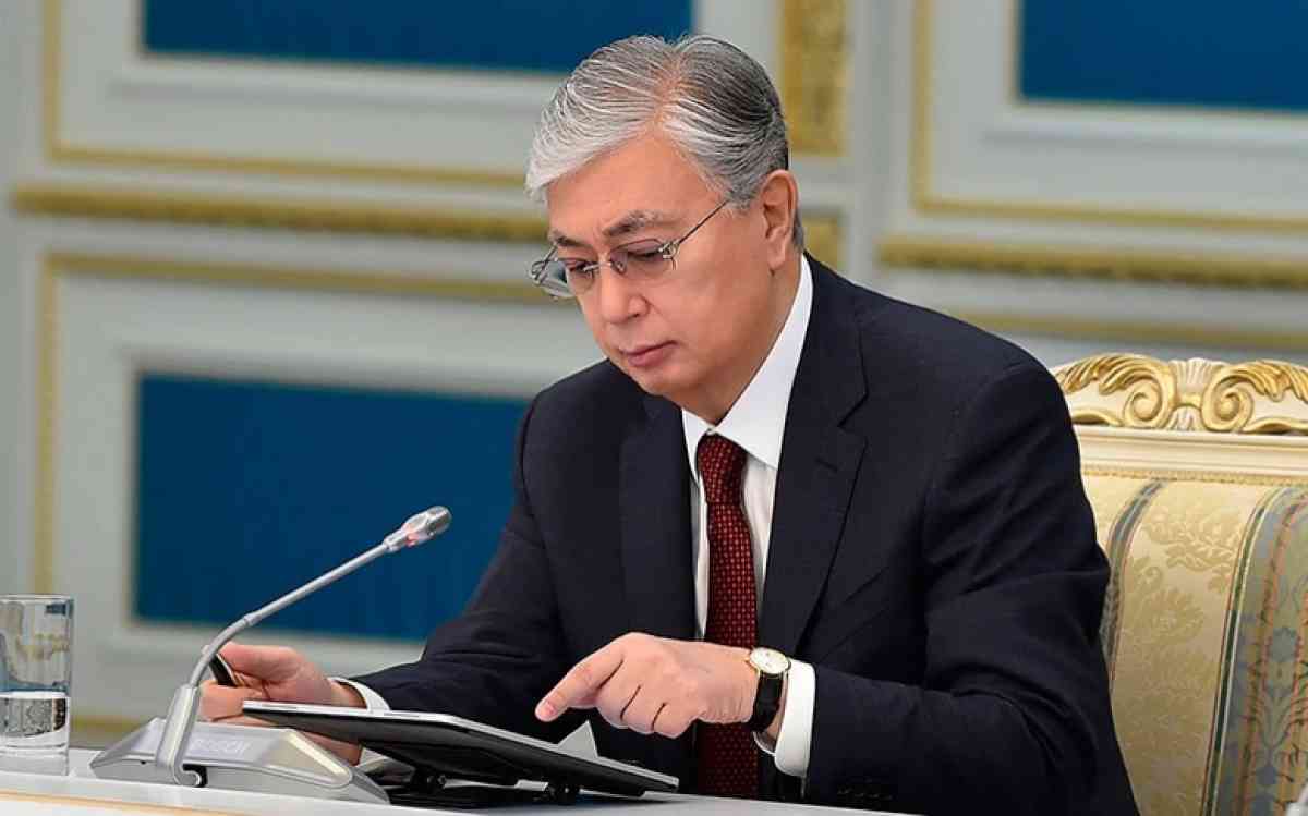 Президент вице-президент, Құрылтай және Халық кеңесі туралы құжаттарға қол қойды