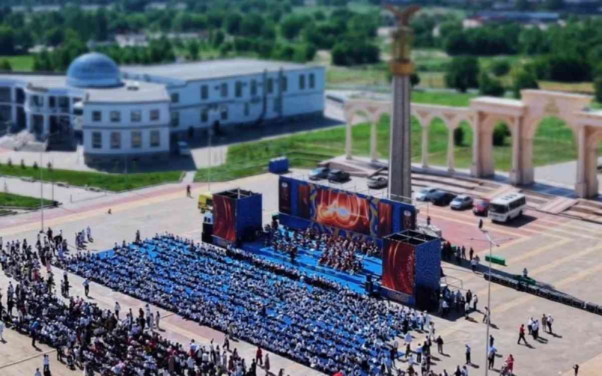 Ақтөбеде 1500 домбырашы бір мезгілде бірге «Көңілашар» күйін тартты