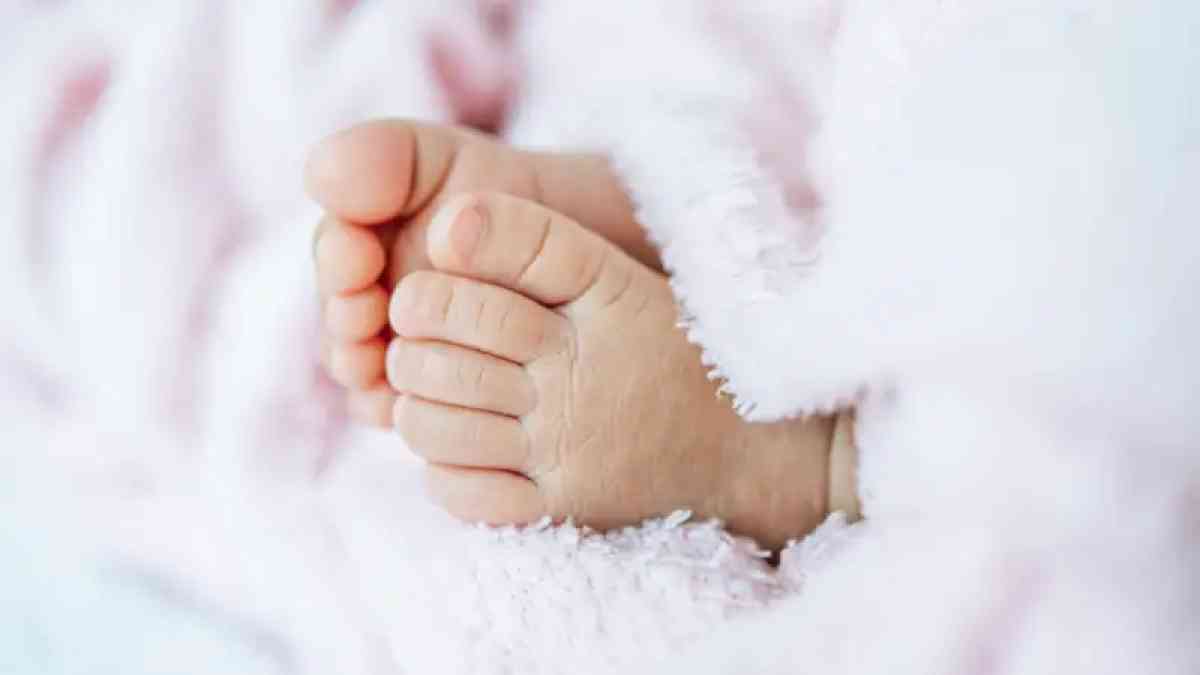Ақтөбеде тастанды сәби жаңа отбасына берілді.