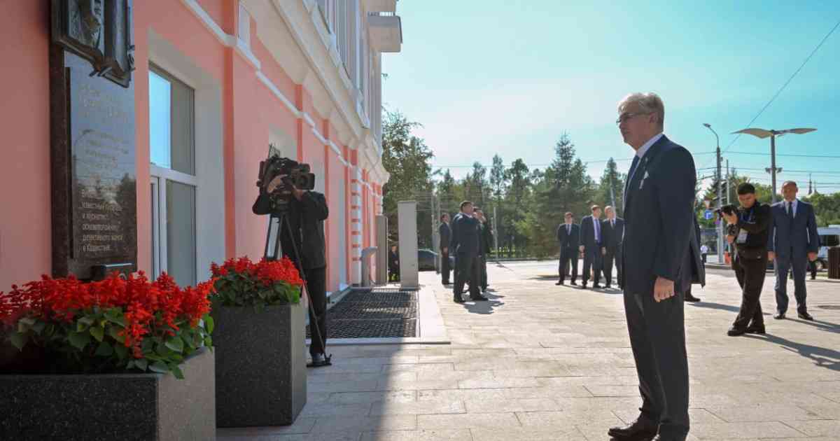 Президент майдангер Кемел Тоқаевқа қойылған ескерткіш тақтаға гүл шоғын қойды