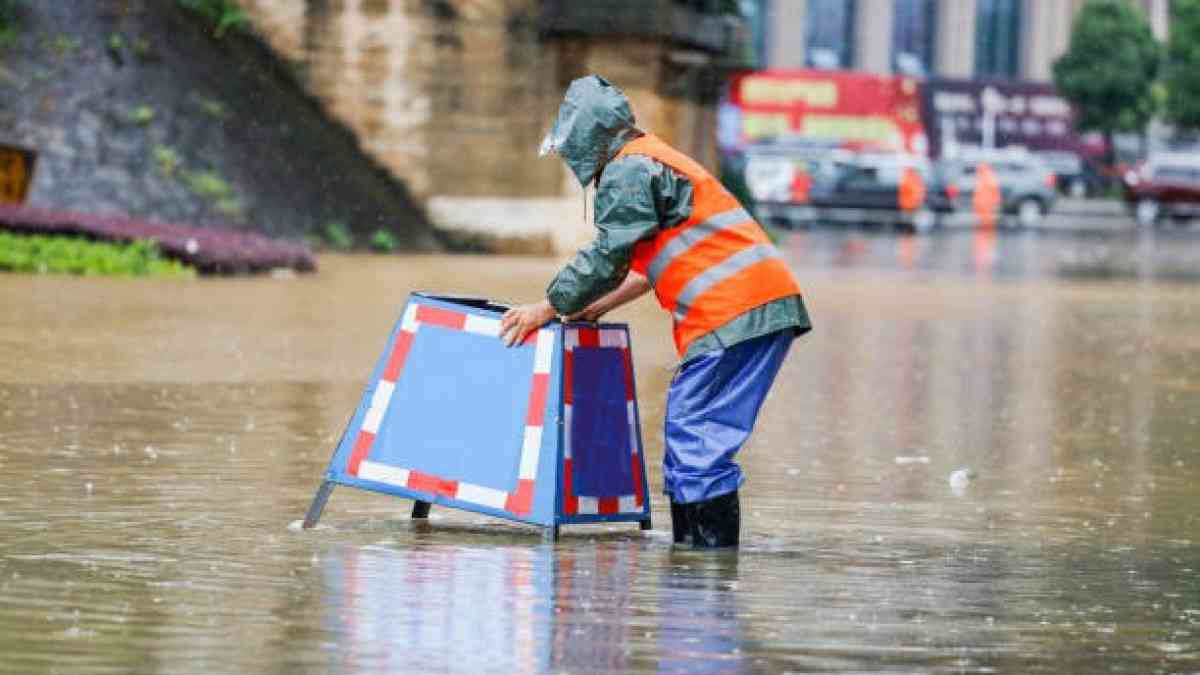Қытайда нөсер жаңбырдан 65 мың тұрғын эвакуацияланды