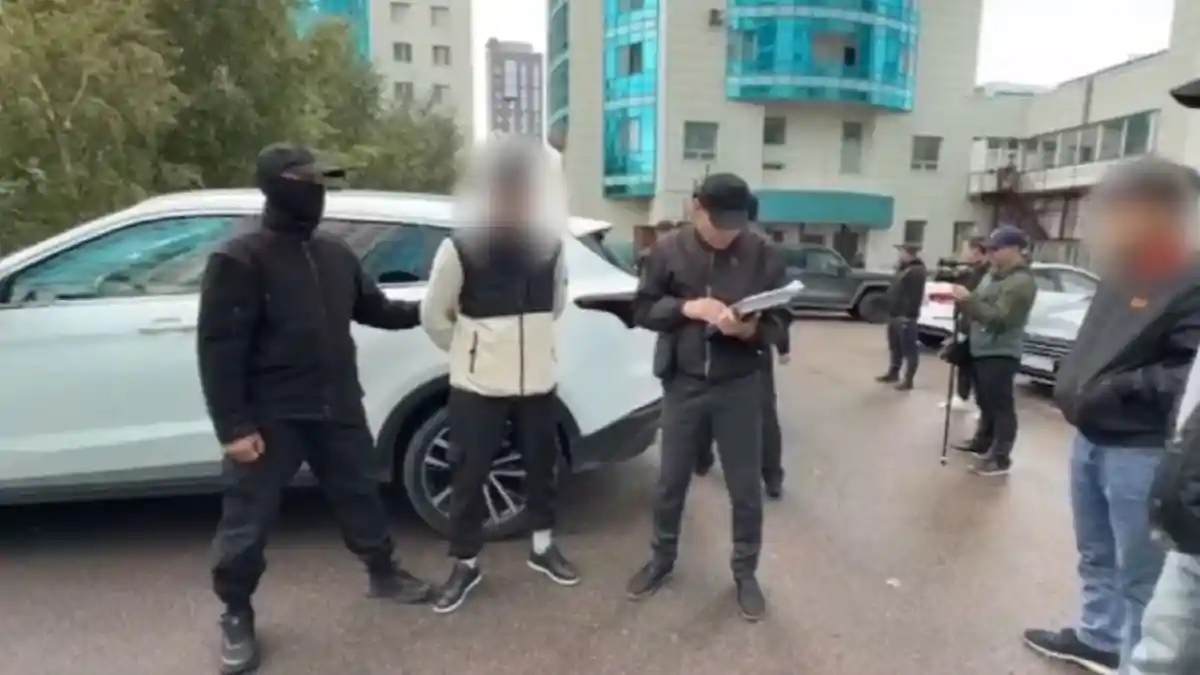 Астанада апалы-сіңлілі әйелдер притон ұйымдастырды деген күдікке ілінді: 15 адам ұсталды
