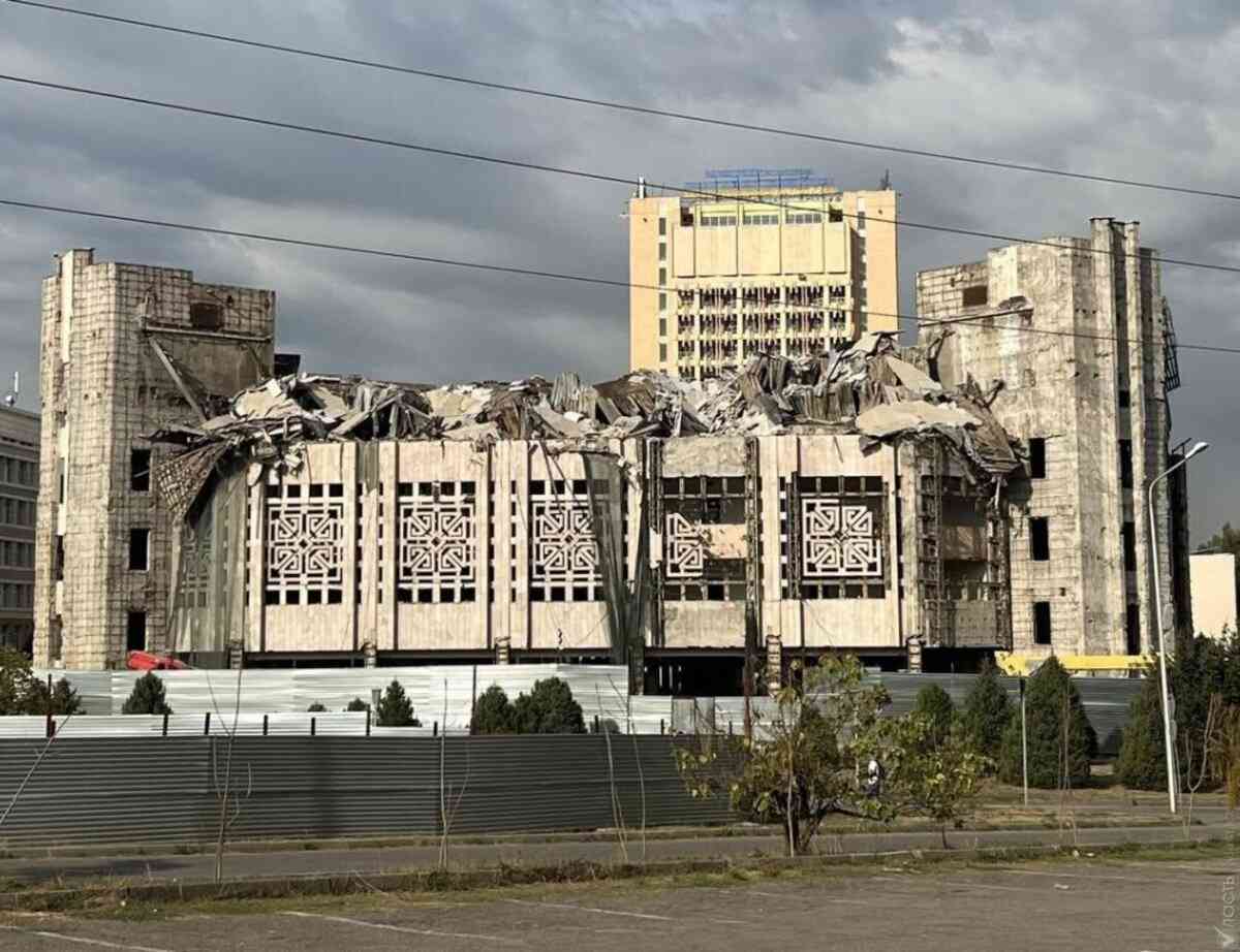 Студенттер сарайының төбесі опырылып түскен: университет жауап берді