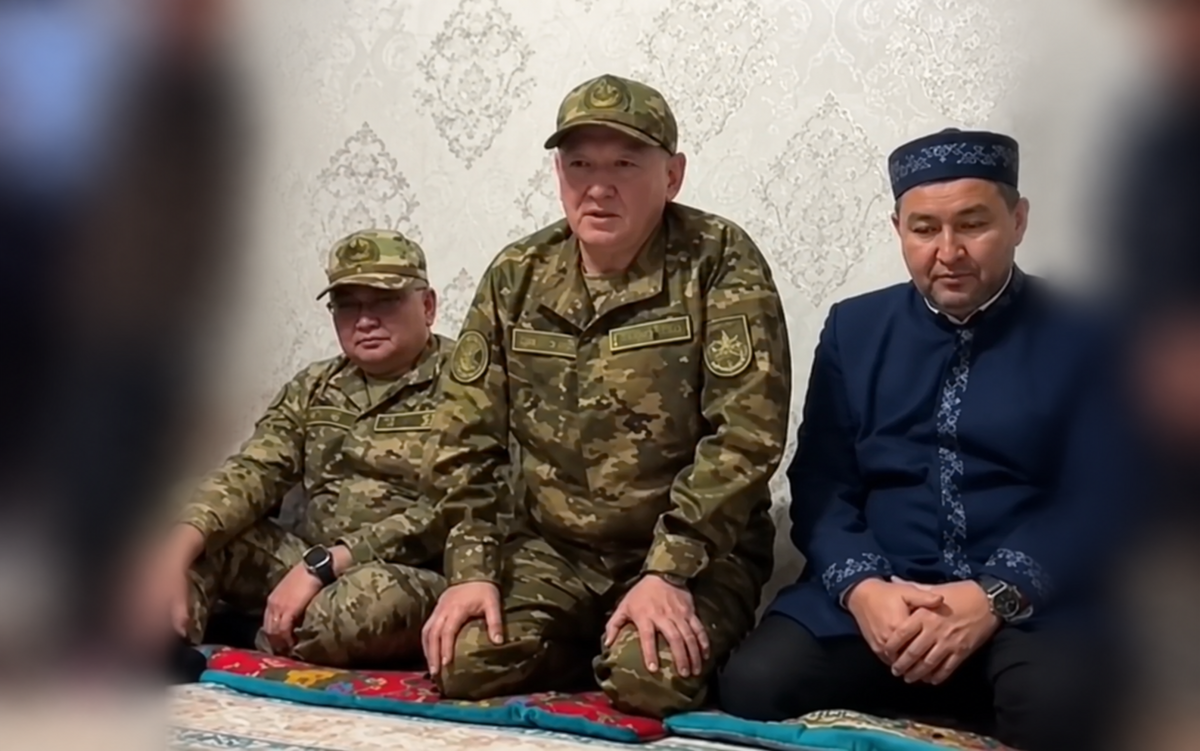 "Бұл қайғы - барлық қазақ елінің қайғысы": Қорғаныс министрі қаза тапқан сарбаздардың  отбасыларына барды