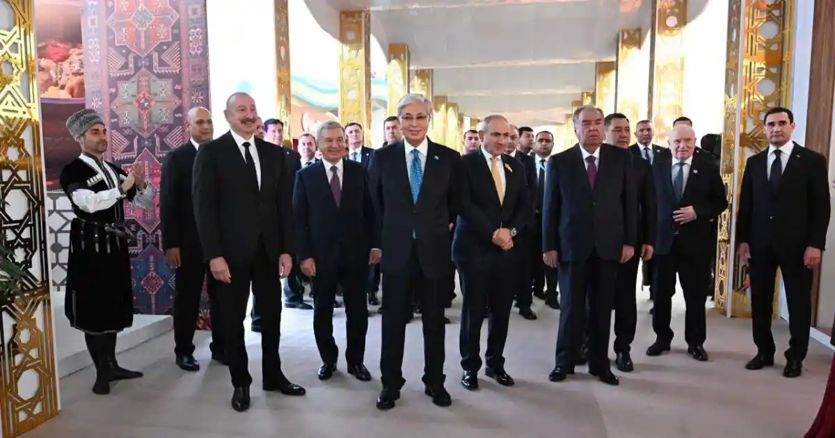 Президент ТМД мемлекеттері басшыларымен бірге ұлттық тағамдар фестивалін аралады