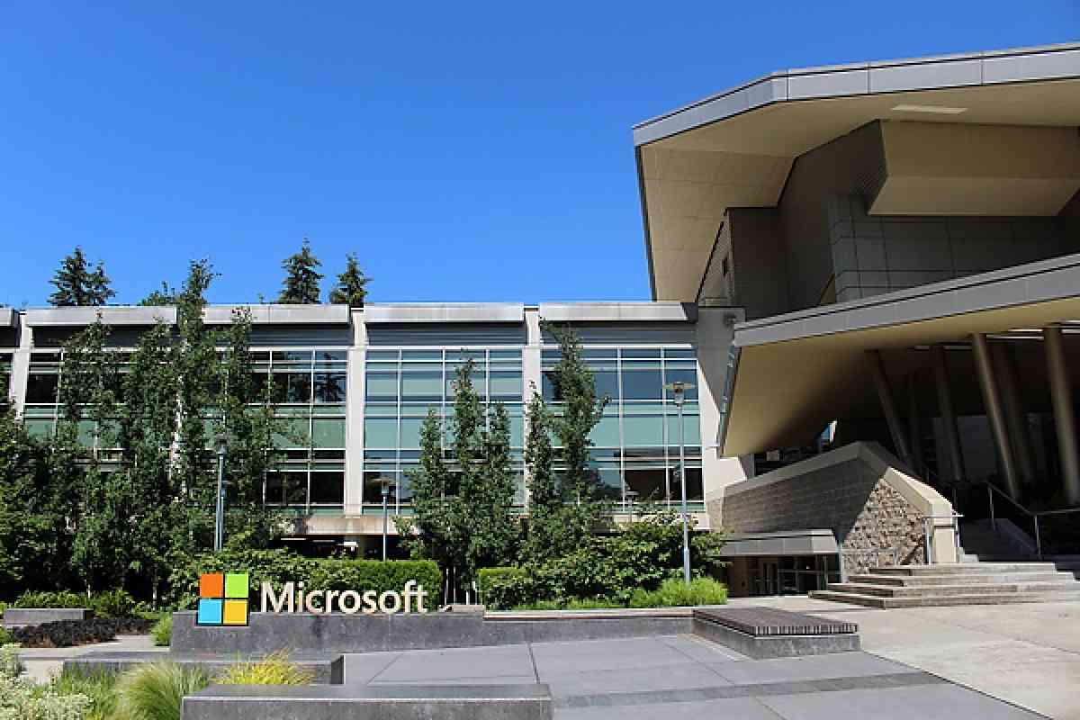 АҚШ Microsoft пен Adobe қызметкерлеріне грин-карта рәсімдеу процесін тоқтатты