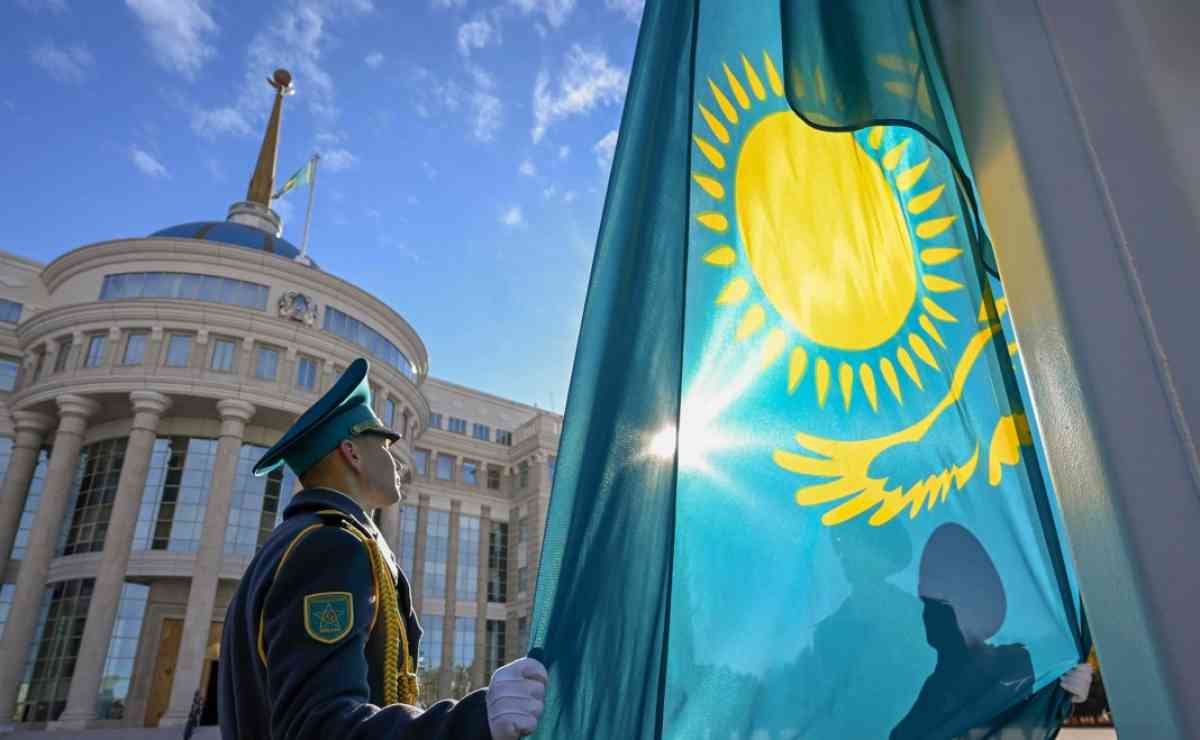 Президент Қасым-Жомарт Тоқаев Мемлекеттік ту көтеру рәсіміне қатысты